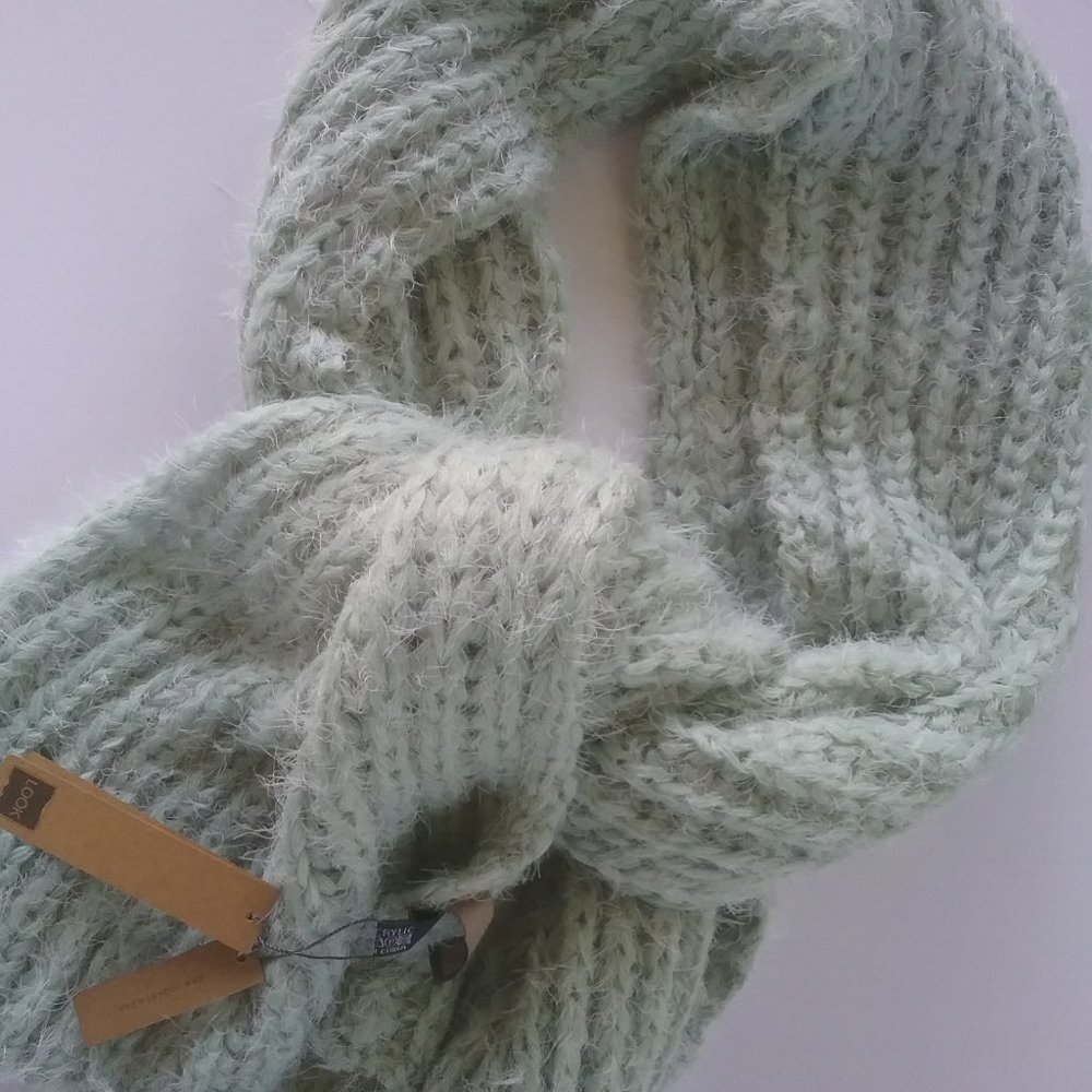 Look Collection Acrylic knitted scarf; pale blue